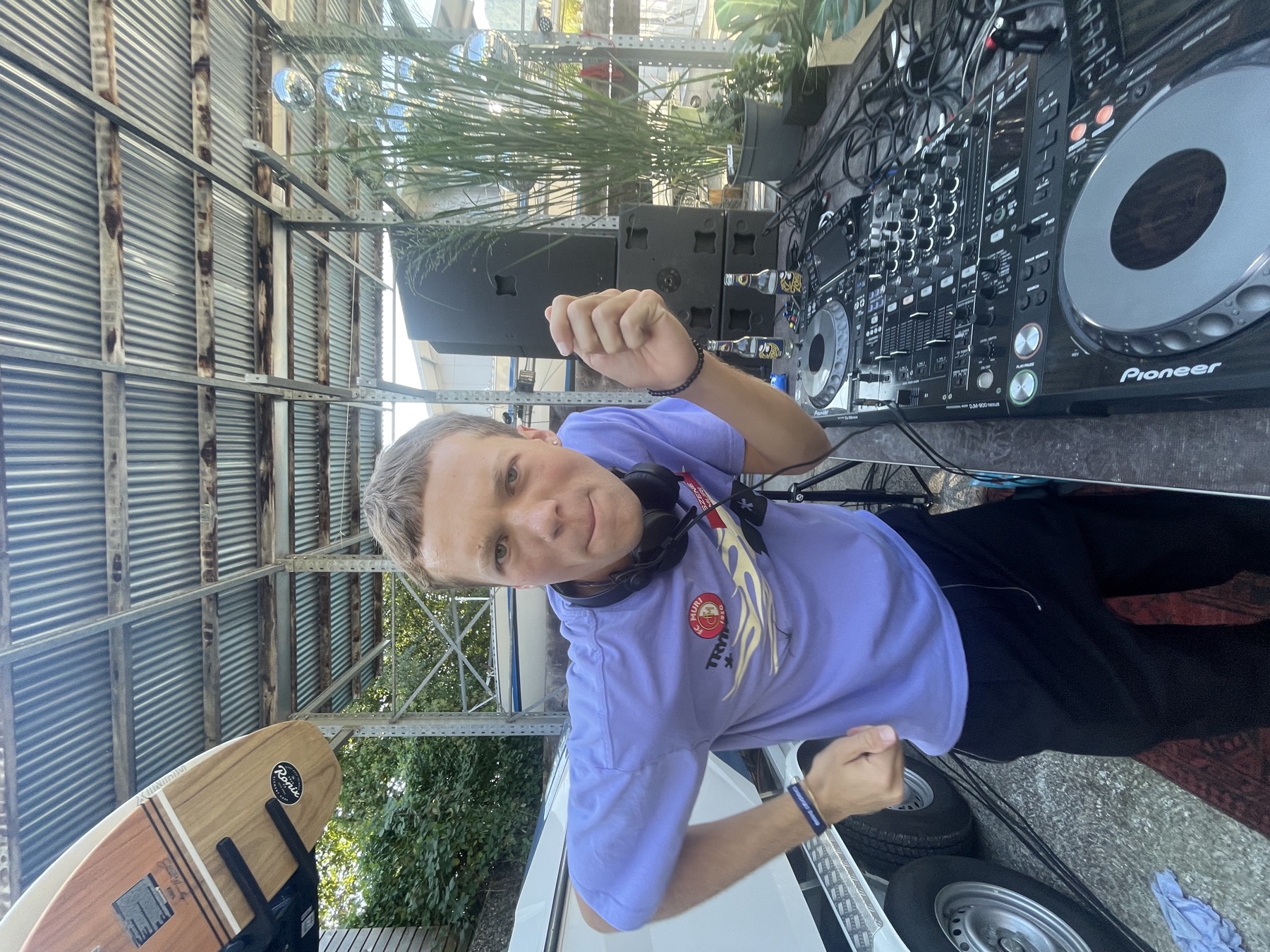 Eliafred am DJ-Pult, draussen bei Tageslicht