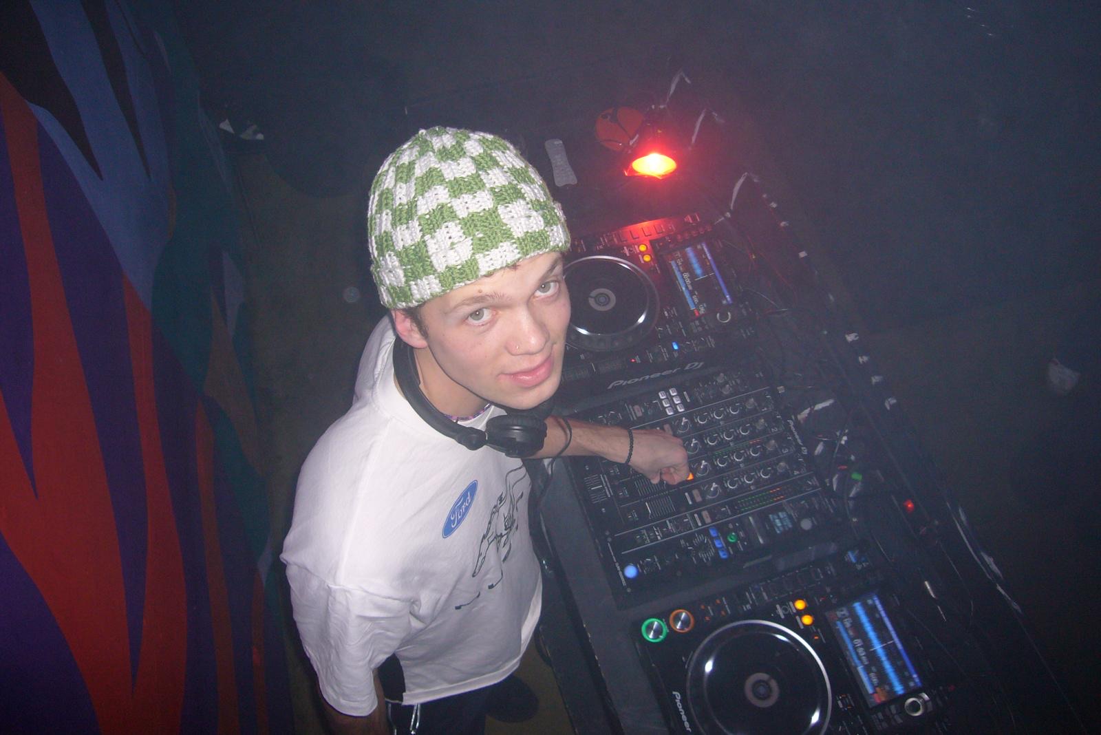Eliafred am DJ-Pult, von oben fotografiert